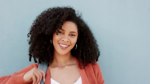 时尚和一个女人在上大学的路上带着微笑和灰色的背景 光明的未来 快乐的大学生 非洲的学习 奖学金和赋予妇女权力 — 图库视频影像