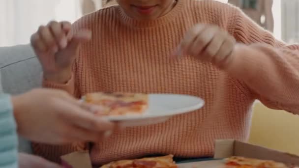 Szczęśliwy Zrelaksować Przyjaciół Kanapie Pizzą Jedzenie Porozmawiać Podczas Zabawy Domu — Wideo stockowe