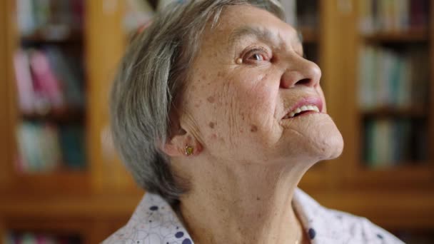 Seniorin Mit Alzheimer Oder Demenz Ruhestand Oder Pflegeheim Verwirrt Besorgt — Stockvideo