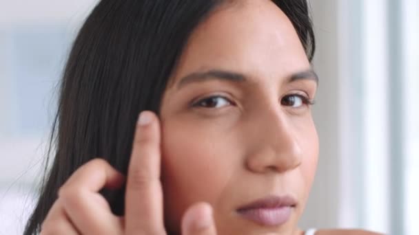 Kvinnas Hud Skönhet Och Ansikte Rör Vid Hennes Hud Medan — Stockvideo