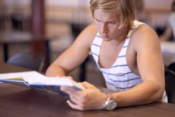 Pilně Studuje Nadcházející Zkoušky Mladý Muž Studující Zkoušky Knihovně — Stock fotografie