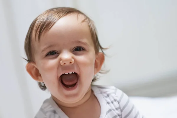 Cosi Divertente Ritratto Una Adorabile Bambina Che Ride — Foto Stock