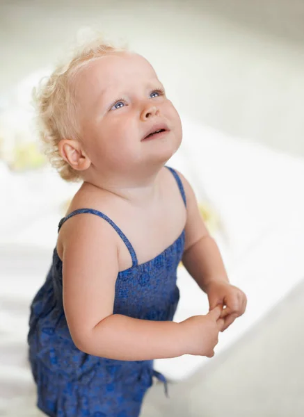 Scheidingsangst Een Ongelukkig Meisje Kijkt Omhoog Met Tranen Haar Ogen — Stockfoto