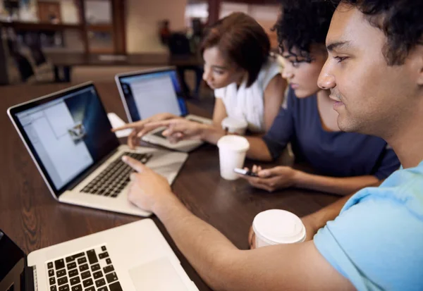 Dinâmica Grupo Estudo Grupo Estudantes Usando Laptop Para Completar Uma — Fotografia de Stock