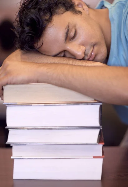 Tempo Exame Chegou Até Ele Jovem Estudante Dormindo Sua Mesa — Fotografia de Stock