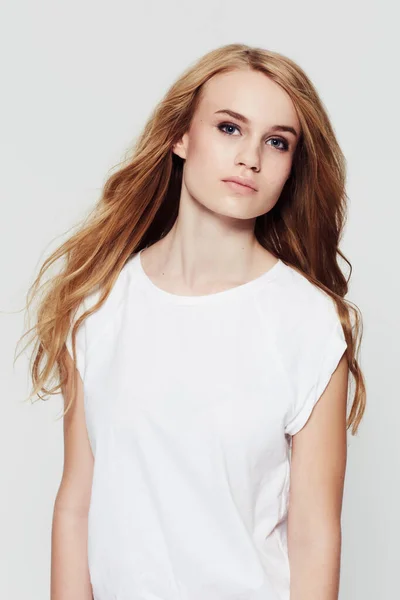 Naturalny Styl Atrakcyjna Młoda Modelka Białej Koszuli Białym Tle — Zdjęcie stockowe