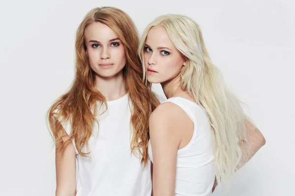 Jsou Vývojáři Trendů Studio Portrét Dvou Mladých Modelů Bílém Pozadí — Stock fotografie