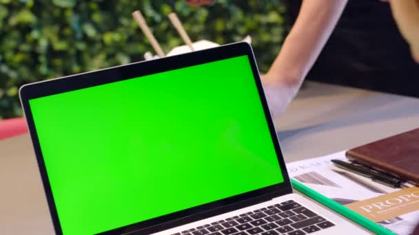 Ноутбук Зеленый Экран Женщина Столом Планирования Запуска Говорить Офисе Кафе — стоковое видео
