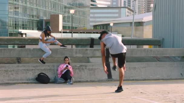 Dança Hip Hop Vídeo Telefone Homem Dançando Rua Cidade América — Vídeo de Stock