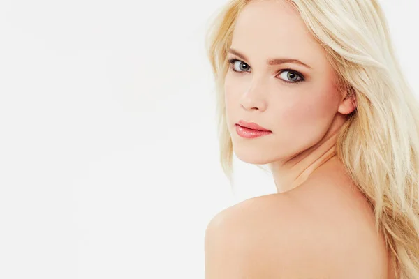 Smidig Skönhet Porträtt Vacker Blondin Mot Vit Bakgrund — Stockfoto