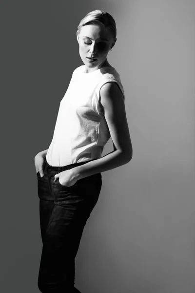 Klasyczny Styl Czarno Biały Obraz Pięknej Kobiety Pozującej Luźnym Ubraniu — Zdjęcie stockowe