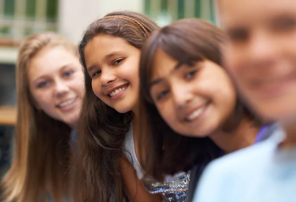 Amistad Sonrisas Retrato Una Joven Pie Entre Sus Amigos Escuela —  Fotos de Stock