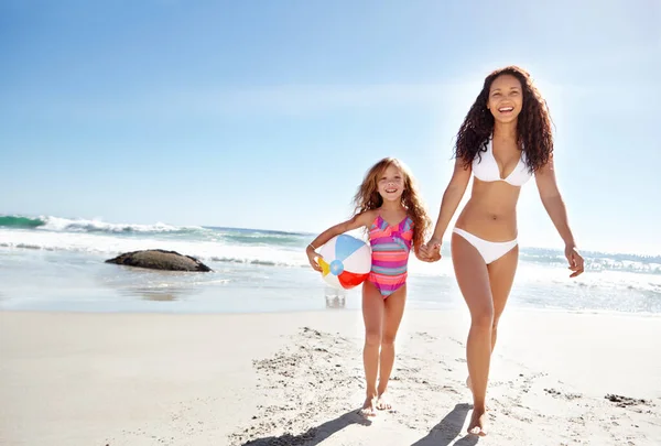 Lei Ama Così Tanto Spiaggia Una Giovane Madre Sua Figlia — Foto Stock