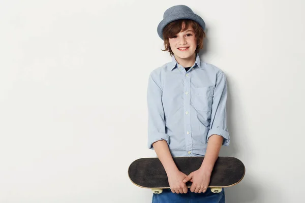 Modus Transportasinya Anak Remaja Yang Lucu Mengenakan Pakaian Trendi Dan — Stok Foto