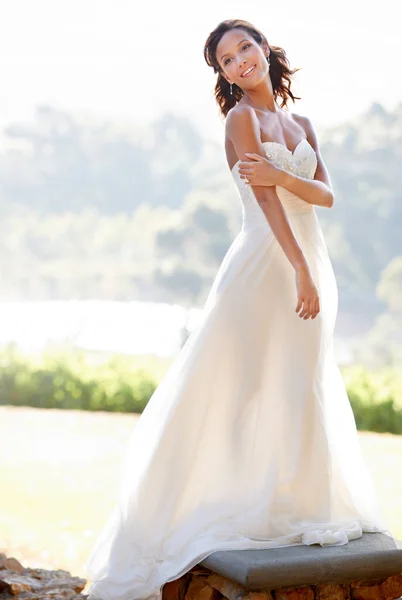 あなたの結婚式の日の自然の美しさのような何も 屋外でポーズをとる美しい花嫁 — ストック写真