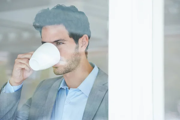 Przygotowuję Się Dzień Przystojny Młody Mężczyzna Pijący Kawę Patrząc Przez — Zdjęcie stockowe