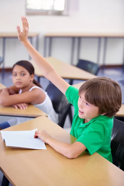 知ってるよ 質問に答えるためにクラスで手をつないでいる若い男の子 — ストック写真