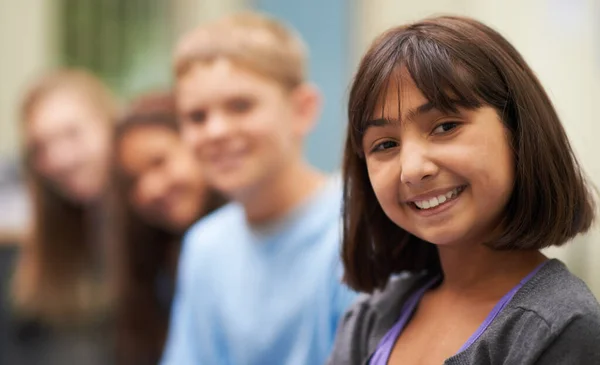 Jou Een Glimlach Geven Portret Van Een Jong Schoolmeisje Staat — Stockfoto