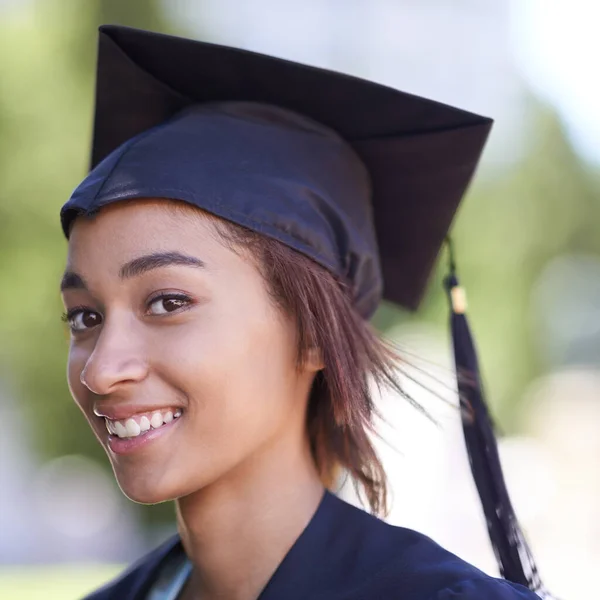 Věděla Dokáže Portrét Usměvavé Etnické Ženy Maturitním Oblečení — Stock fotografie