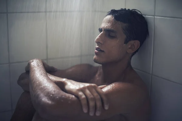 Sprchuju Dlouhém Dni Muž Depresi Sedící Sprše — Stock fotografie