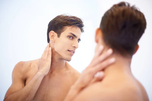 Lisse Bel Homme Qui Regarde Dans Miroir Après Être Rasé — Photo