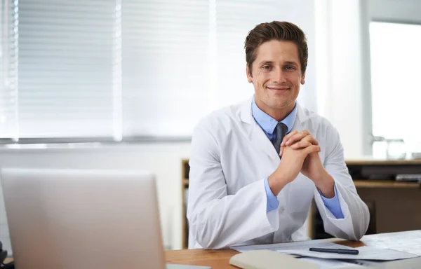 Positiver Junger Mediziner Porträt Eines Lächelnden Arztes Schreibtisch — Stockfoto