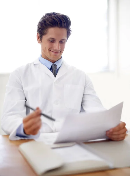 Die Ergebnisse Sind Vielversprechend Ein Lächelnder Junger Arzt Sitzt Seinem — Stockfoto