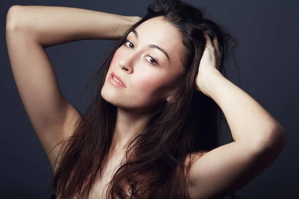 Mysterieuze Schoonheid Portret Van Een Mooie Brunette Poseren Voor Camera — Stockfoto