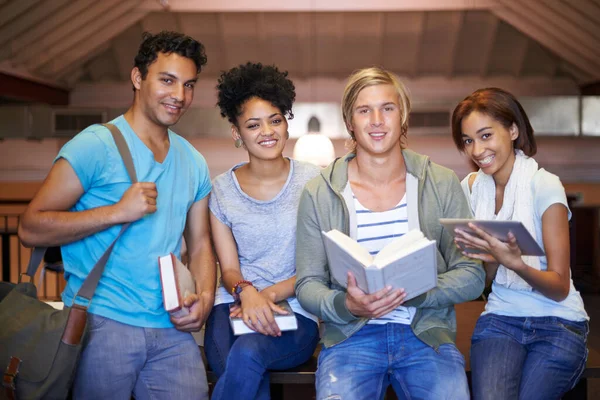 Trabalhando Juntos Para Preparar Para Finais Grupo Jovens Estudando Juntos — Fotografia de Stock