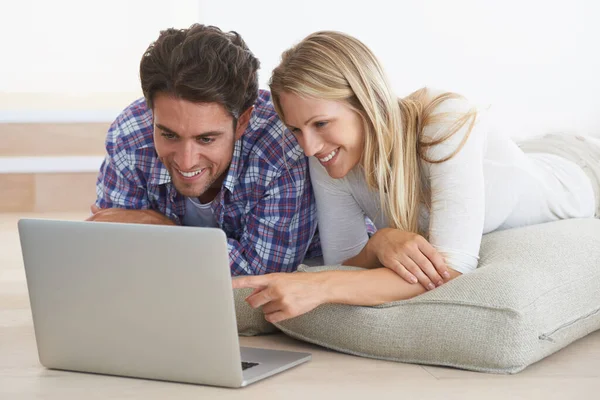 Mundo Punta Sus Dedos Una Feliz Pareja Joven Tirada Suelo — Foto de Stock