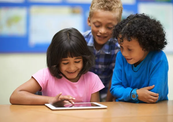 Aprendendo Usando Tecnologia Tablet Retrato Três Alunos Escola Trabalhando Tablet — Fotografia de Stock