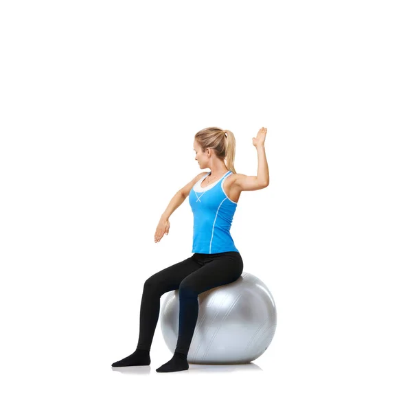 Готовлюсь Лету Женщина Сидящая Гимнастическом Мяче Тонизируя Руки — стоковое фото