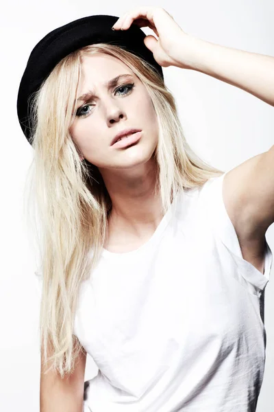 Striking Stylish Pose Trendy Young Blonde Model Wearing Bowler Hat — Stock Photo, Image