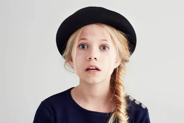 Ela Tem Suas Próprias Opiniões Retrato Uma Menina Bonita Olhando — Fotografia de Stock