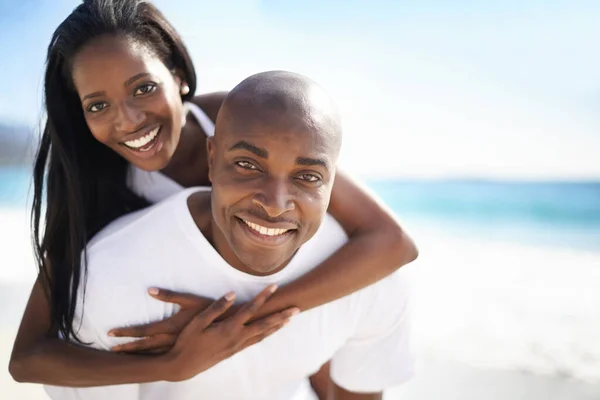 Ils Sont Tellement Amoureux Bel Homme Afro Américain Donnant Petite — Photo