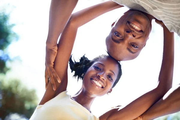 Siempre Divierten Juntos Una Feliz Pareja Africana Joven Mirando Cámara —  Fotos de Stock