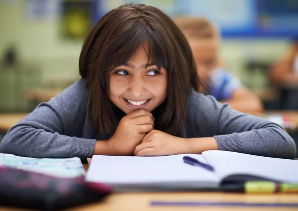 Öğrenmeyi Seviyor Sınıfta Ödevlerini Yapan Genç Bir Kız — Stok fotoğraf