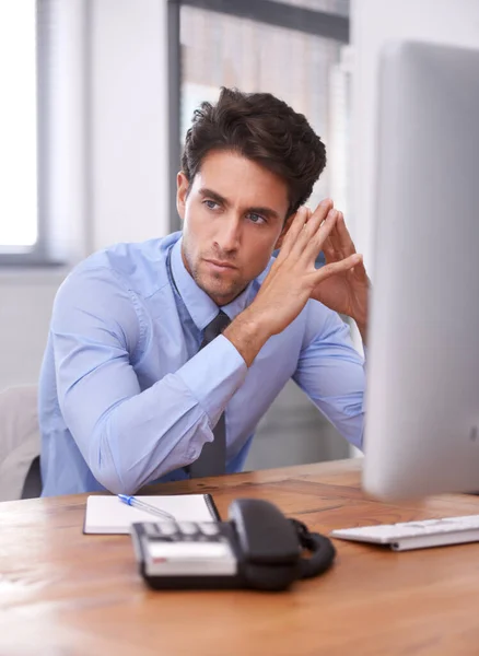 Pensando Sul Lavoro Bel Giovane Imprenditore Dall Aspetto Premuroso Nel — Foto Stock