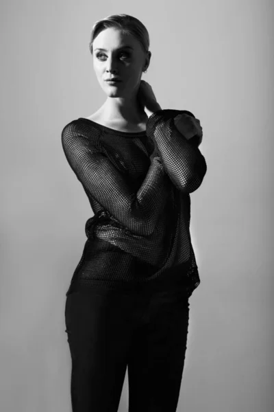 Klasyczny Urok Czarno Biały Obraz Pięknej Kobiety Pozującej Luźnym Ubraniu — Zdjęcie stockowe