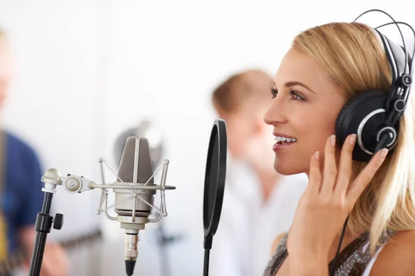 Música Pasión Perfil Una Hermosa Mujer Cantando Micrófono Con Sus —  Fotos de Stock