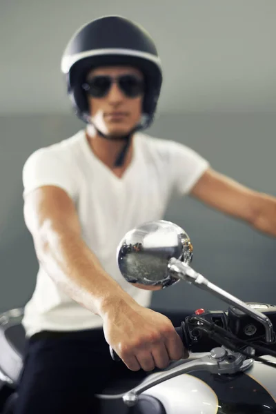 Олицетворение Крутости Красивый Молодой Человек Сидит Мотоцикле — стоковое фото