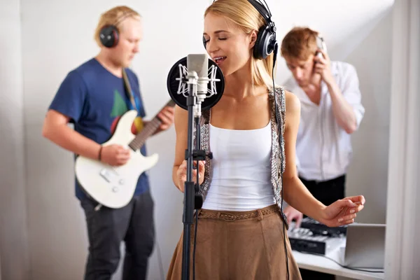 Fazer História Musical Uma Banda Composta Por Três Jovens Adultos — Fotografia de Stock