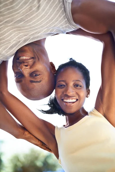 Sorrisos Brilhantes Atitudes Positivas Jovem Casal Africano Feliz Olhando Para — Fotografia de Stock