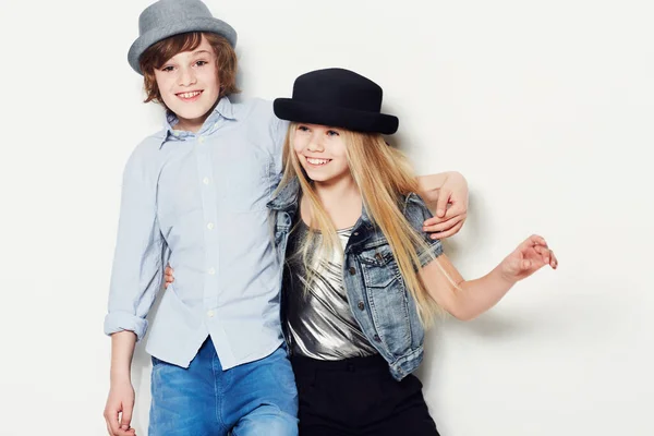 他们都戴着幸福的帽子 两个时髦的小孩在演播室里摆姿势的画像 — 图库照片