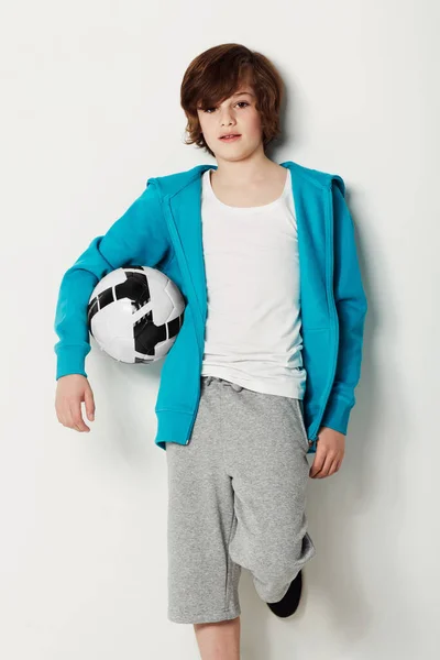 Fußballlaune Niedlich Preteen Junge Halten Einen Fußball Während Isoliert Auf — Stockfoto