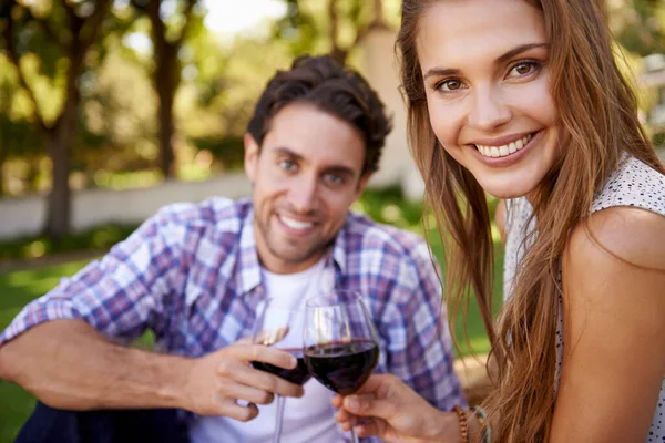 在一起的每一刻都很特别一对快乐的年轻夫妇在公园里品酒的画像 — 图库照片