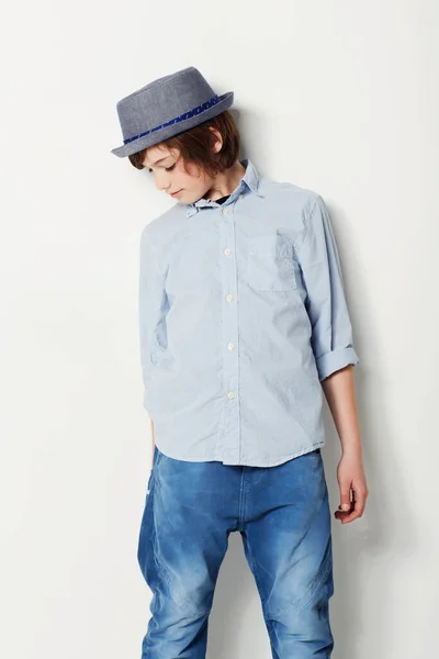 Stilvoll Blau Studioaufnahme Eines Jungen Jungen Freizeitkleidung — Stockfoto