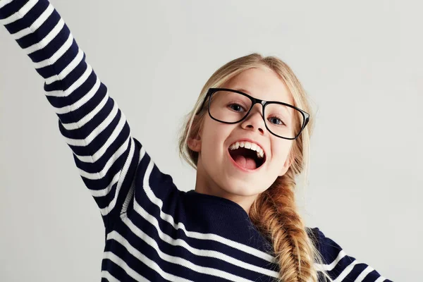 Наполненный Юношеским Оптимизмом Портрет Милой Девушки Выглядящей Счастливой Распростертыми Руками — стоковое фото