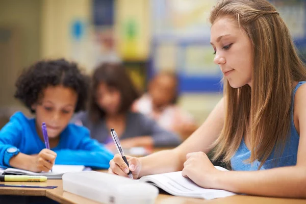 Travailler Dur Classe Une Jeune Fille Qui Travaille Sur Son — Photo