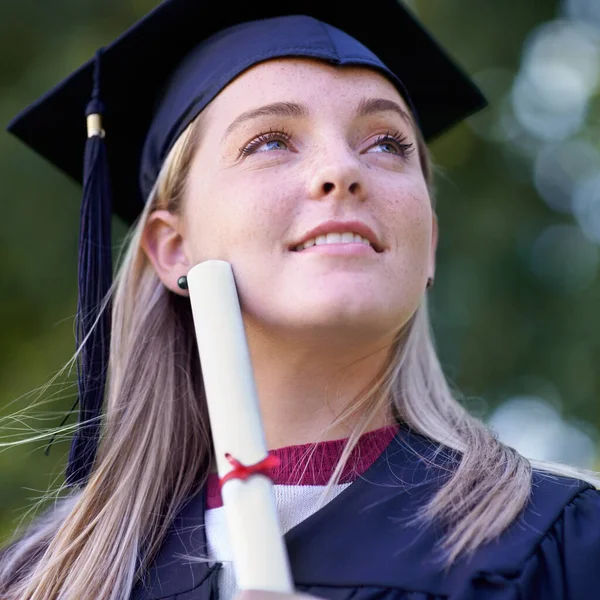 Qué Traerá Futuro Una Graduada Sosteniendo Diploma — Foto de Stock